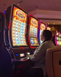 4d macau Over Under betting interface showing Liga 1 match with live goal counter
